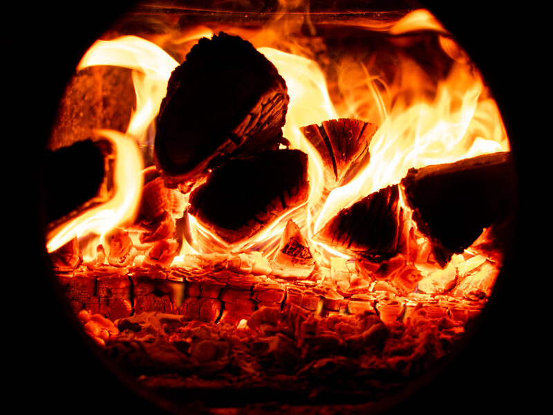 Opgrader din vinter med en brændekløver og brændeovn